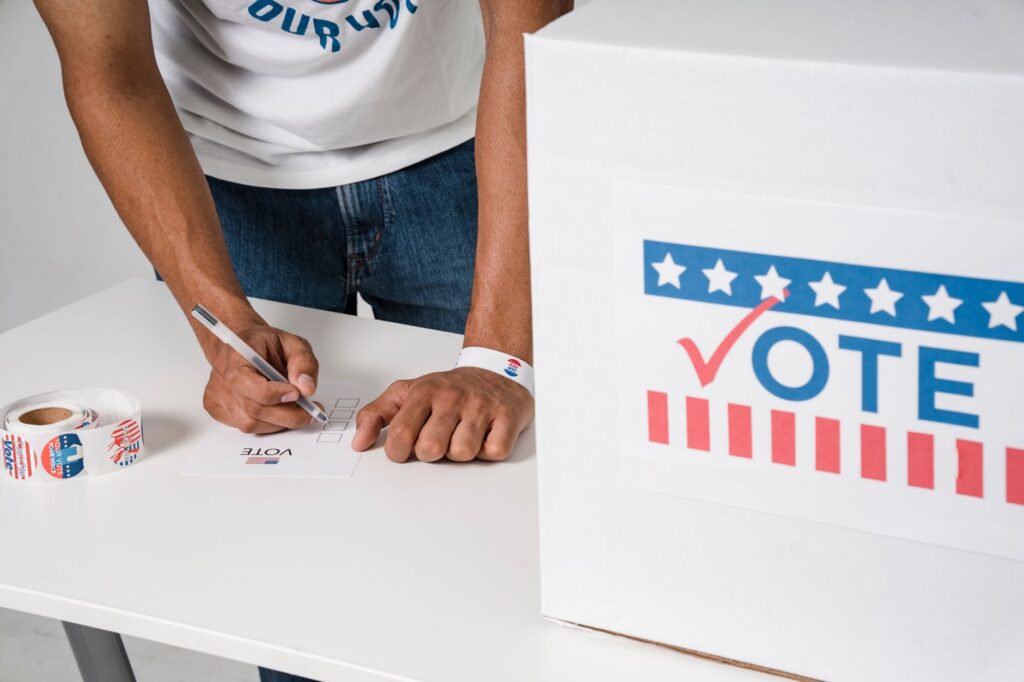 Eleitor votando em urna eletrônica