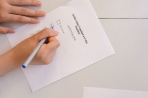 Mão preenchendo cédula de votação