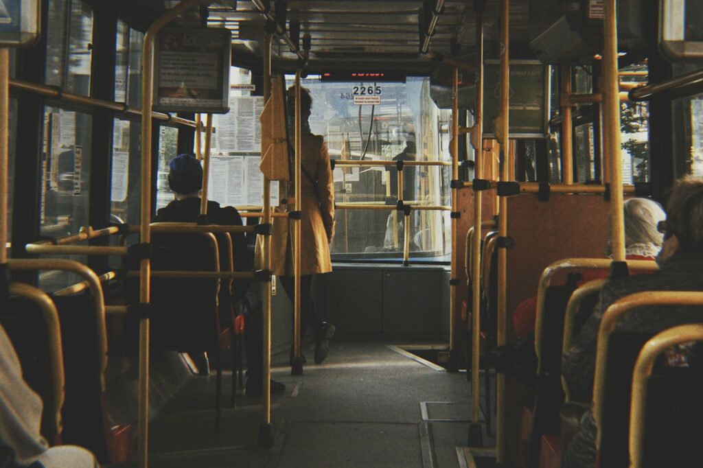 Passageiros em ônibus urbano durante o dia