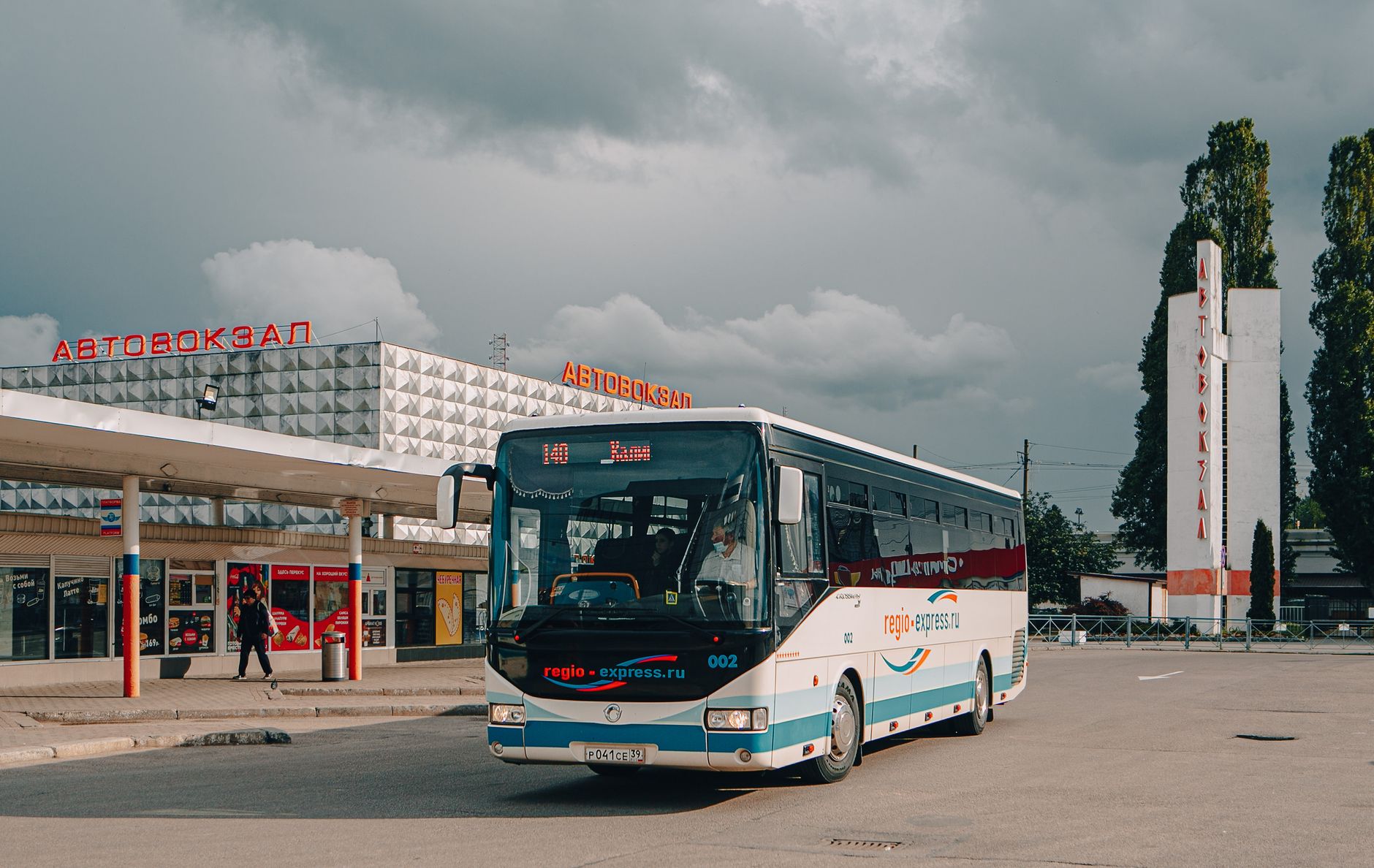 Estação de ônibus com ônibus estacionado