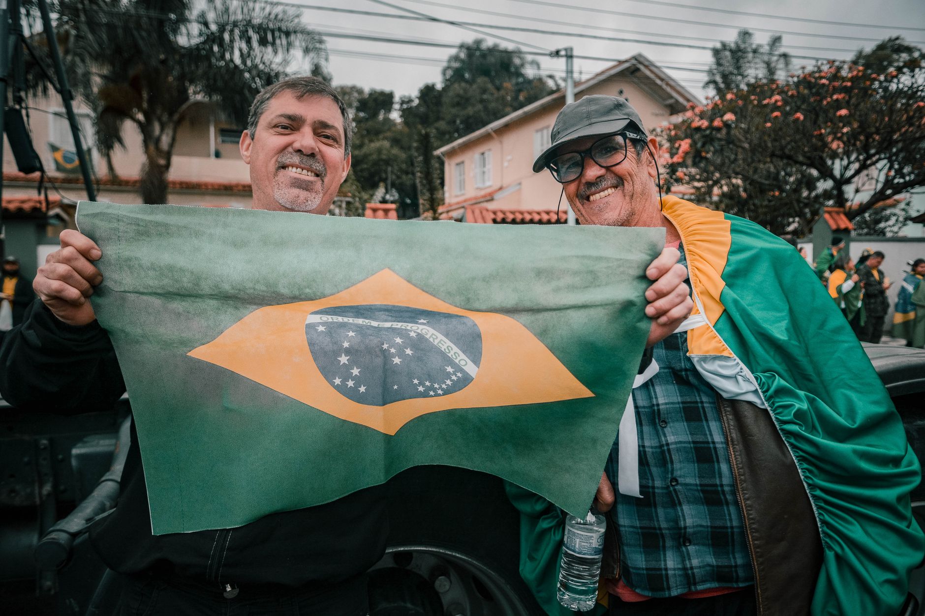 Pessoas ao ar livre segurando a bandeira do Brasil